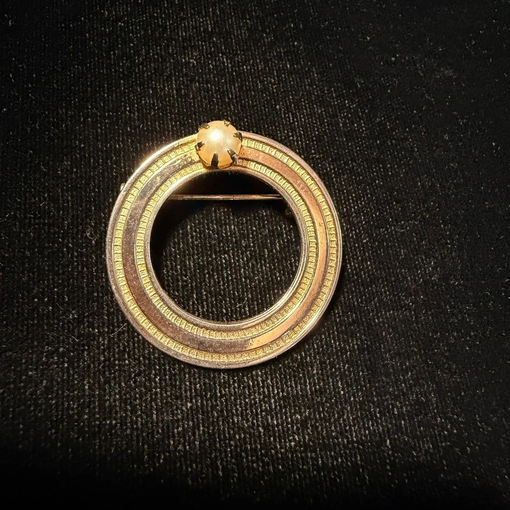 Vintage Gold Tone Textured Circle Brooch with Faux Pearl Accent Pin‎ Pendant 60s